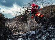 开云棋牌-若日尼奥点射定乾坤，哥伦比亚战术洪流冲垮那不勒斯防线