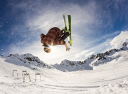 开云棋牌官方-欧冠淘汰赛之夜，塔图姆关键战不手软